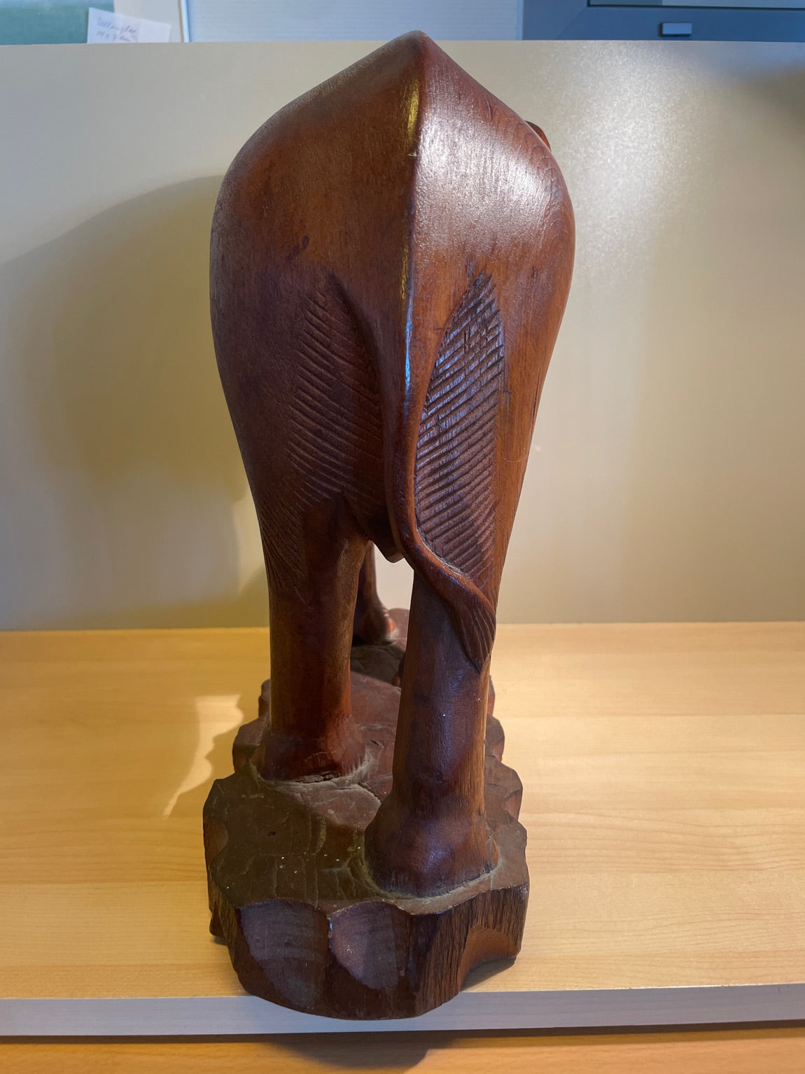 Håndskåret træskulptur af elefant